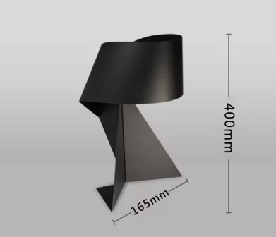 スタジオでの黒と白の折り紙照明