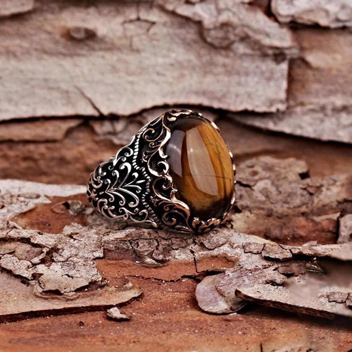 Anillo de piedra con glifo de tigre