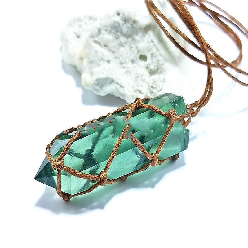 Colgante tejido con pilar de cristal natural de fluorita verde azulado