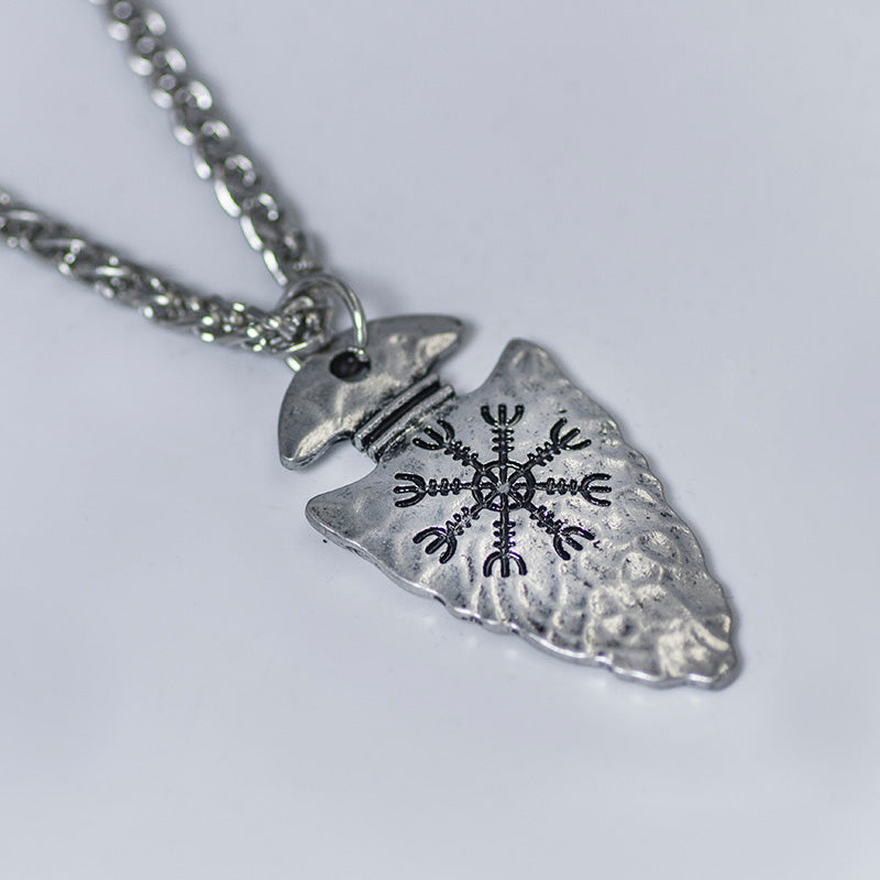 Collar de punta de flecha rúnica