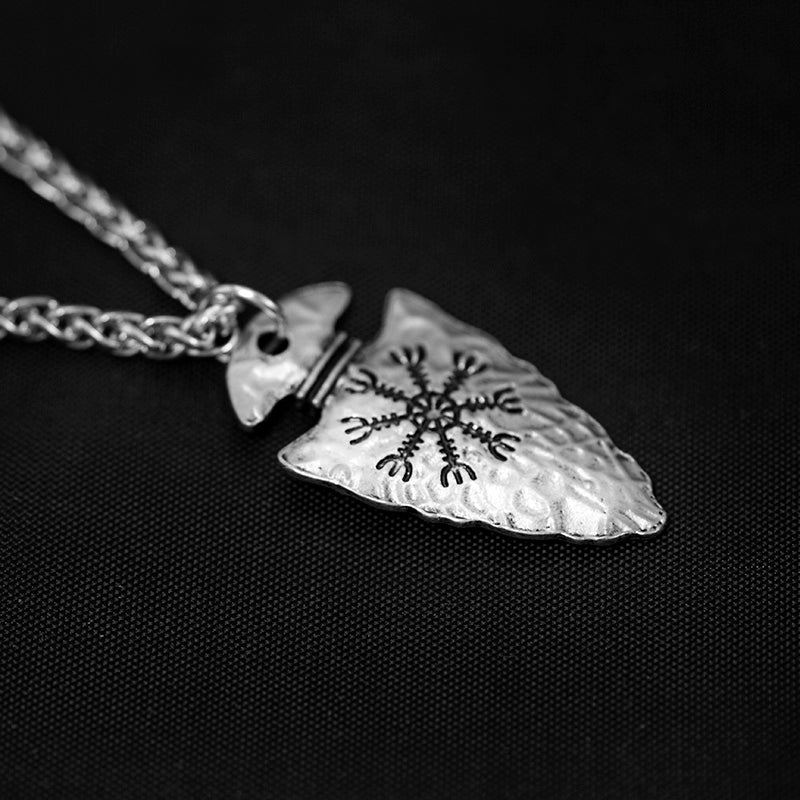 Collar de punta de flecha rúnica