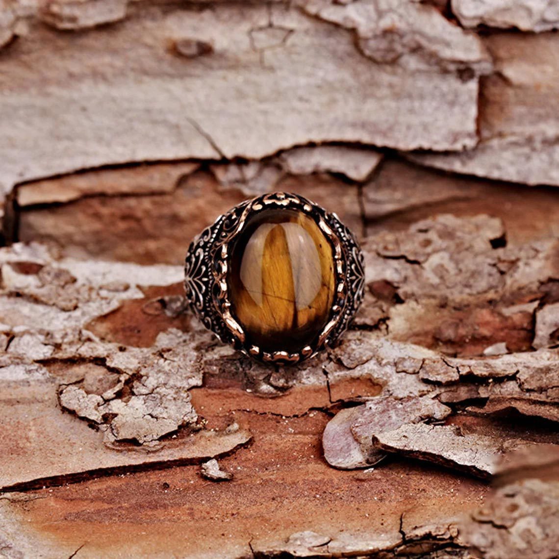 Anillo de piedra con glifo de tigre