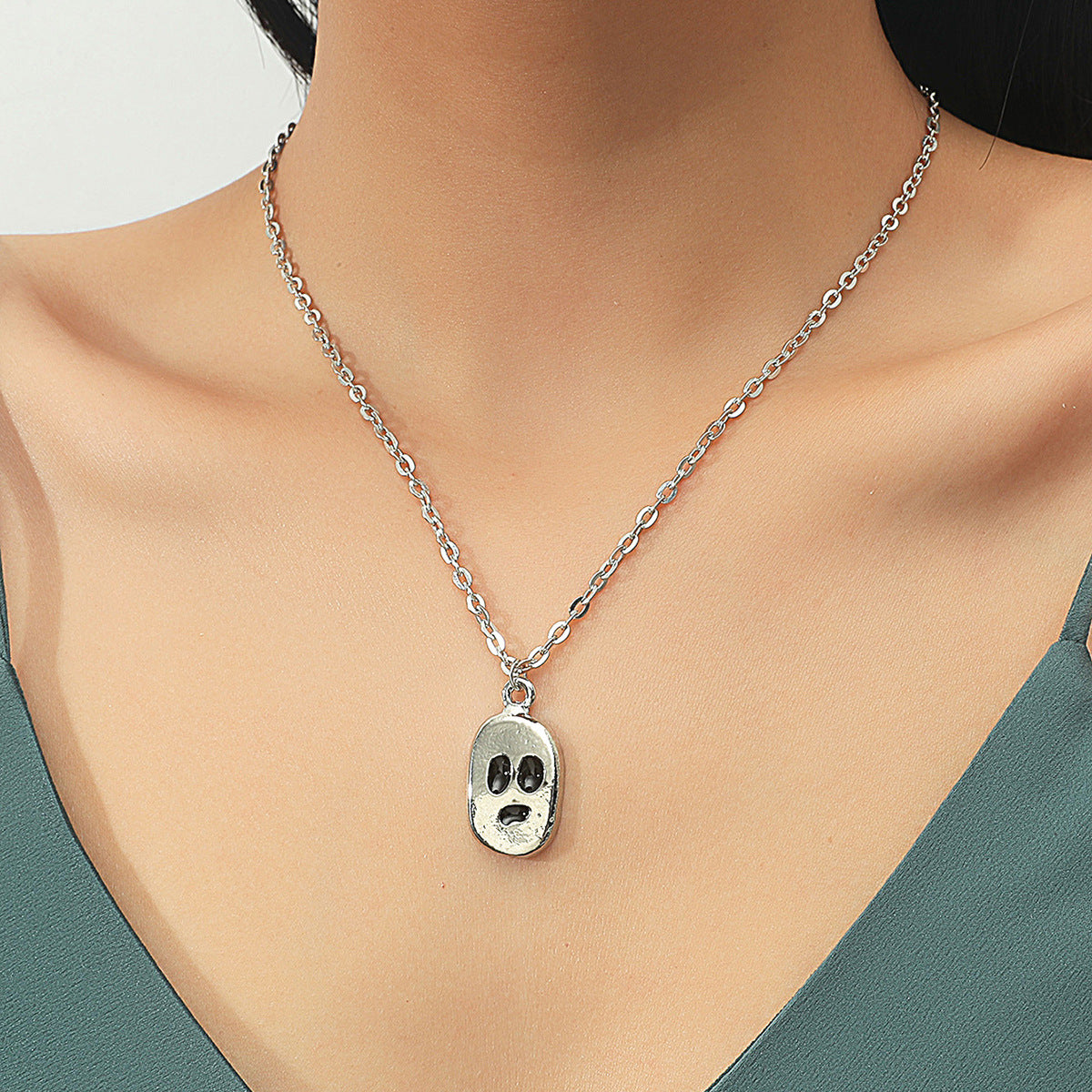 不気味なペンダント