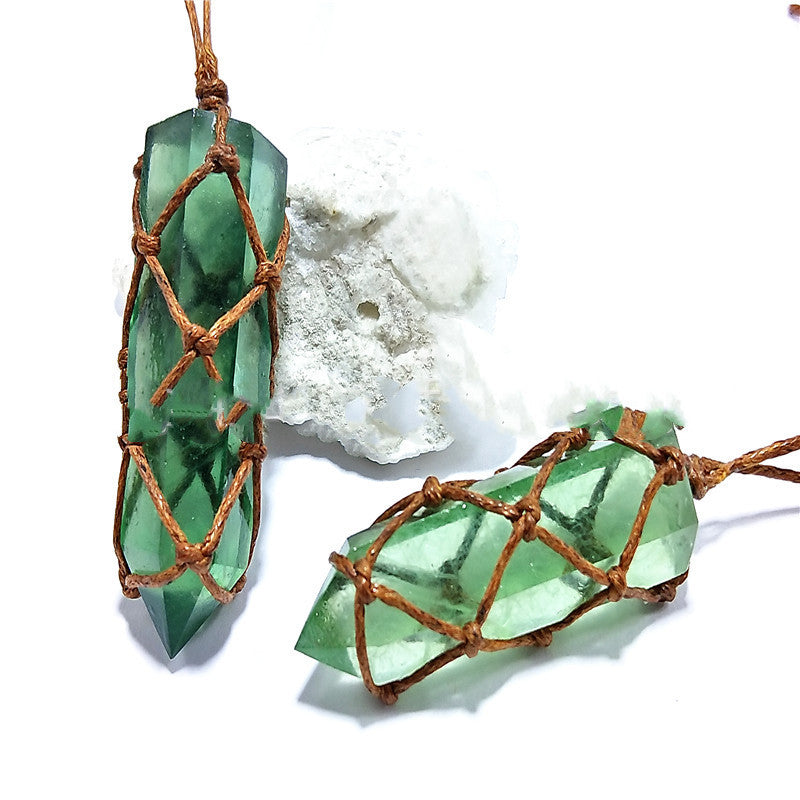 Colgante tejido con pilar de cristal natural de fluorita verde azulado