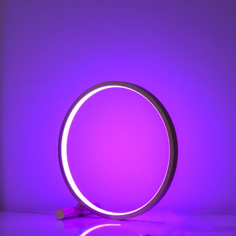 北欧のシンプルな Usb テーブルランプ Rgb 雰囲気ランプ LED 装飾ランプ クリエイティブな個性の目の保護寝室のベッドサイドランプメーカー